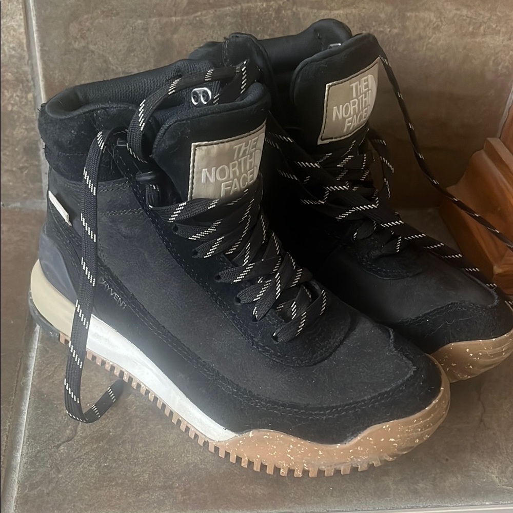 Women’s Back to Berkeley NorthFace Hiking Boots. Worn twice. Size 7. Like new